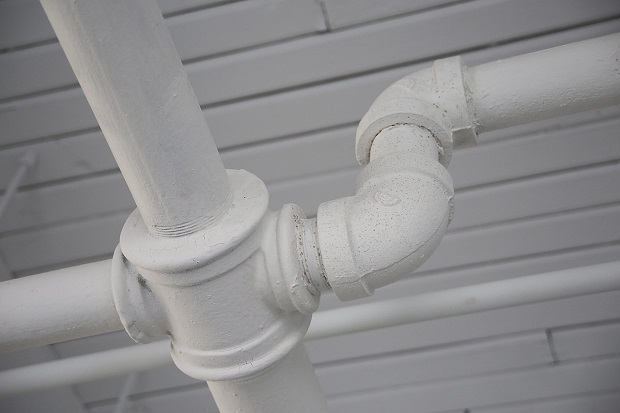 Um einen Wasserschaden zu vermeiden, sollten die Rohre im Haus regelmäßig gewartet und erneuert werden.